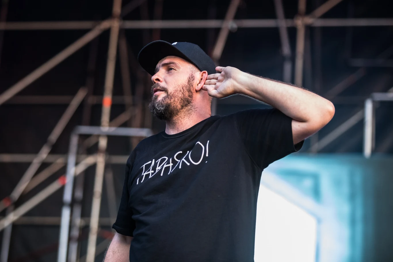 W 2019 roku ukazała się oficjalna, osobista i własnoręcznie napisana autobiografia O.S.T.R. pod tytułem "Brzydki, zły i szczery". Narracja autora obejmuje okres od pierwszej fascynacji hip hopem w szkole, aż po dramatyczny przełom w życiu rapera, jaki miał miejsce w czasie pamiętnego koncertu w Bielsku-Białej w 2014 roku, podczas którego raperowi pękło płuco. W 2019 roku ukazała się oficjalna, osobista i własnoręcznie napisana autobiografia O.S.T.R. pod tytułem "Brzydki, zły i szczery". Narracja autora obejmuje okres od pierwszej fascynacji hip hopem w szkole, aż po dramatyczny przełom w życiu rapera, jaki miał miejsce w czasie pamiętnego koncertu w Bielsku-Białej w 2014 roku, podczas którego raperowi pękło płuco.