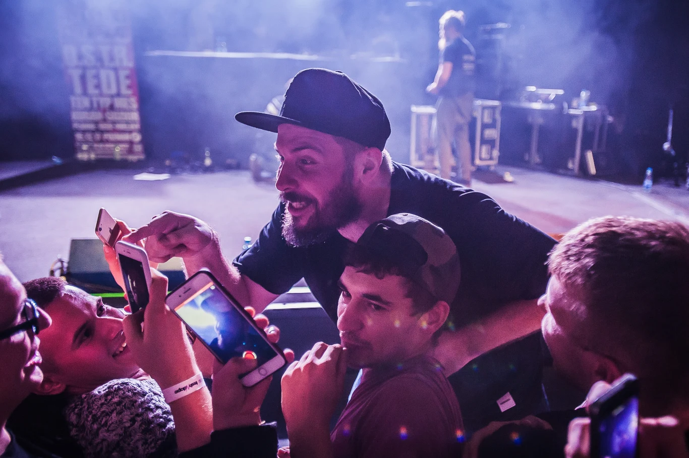 W maju tego samego roku Adam Ostrowski wrócił do koncertowania, a na warszawskich juwenaliach zdradził, że przeszedł dwie operacje, w trakcie pierwszej wycięto mu guzy oraz płat płuca, druga natomiast polegała na rekonstrukcji płuca. W maju tego samego roku Adam Ostrowski wrócił do koncertowania, a na warszawskich juwenaliach zdradził, że przeszedł dwie operacje, w trakcie pierwszej wycięto mu guzy oraz płat płuca, druga natomiast polegała na rekonstrukcji płuca.