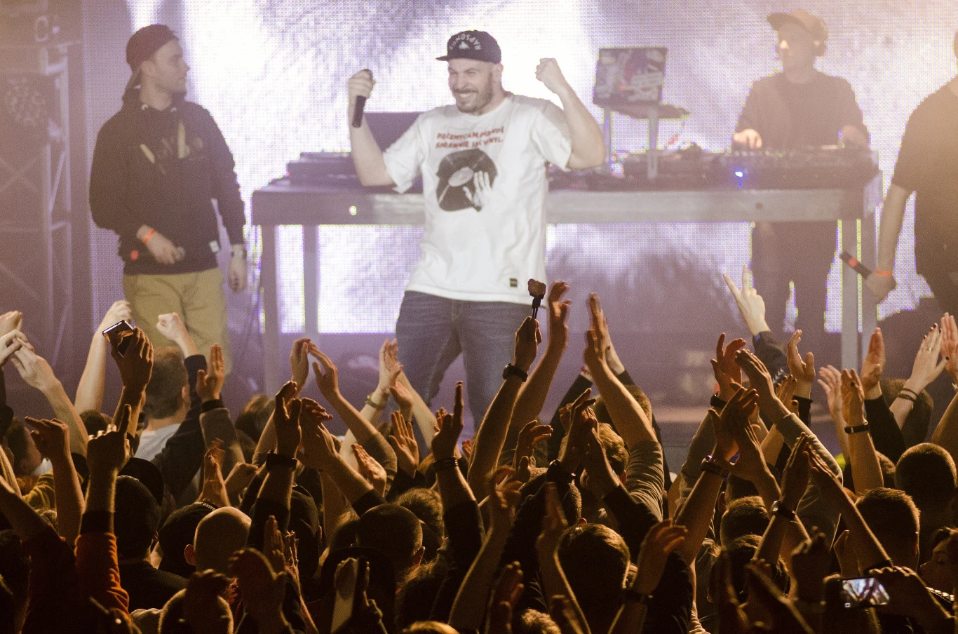 W styczniu 2015 roku wytwórnia Ostrego wystosowała komunikat, w którym poinformowała, że raper musi przełożyć wiosenną trasę ze względu na problemy zdrowotne. W styczniu 2015 roku wytwórnia Ostrego wystosowała komunikat, w którym poinformowała, że raper musi przełożyć wiosenną trasę ze względu na problemy zdrowotne.