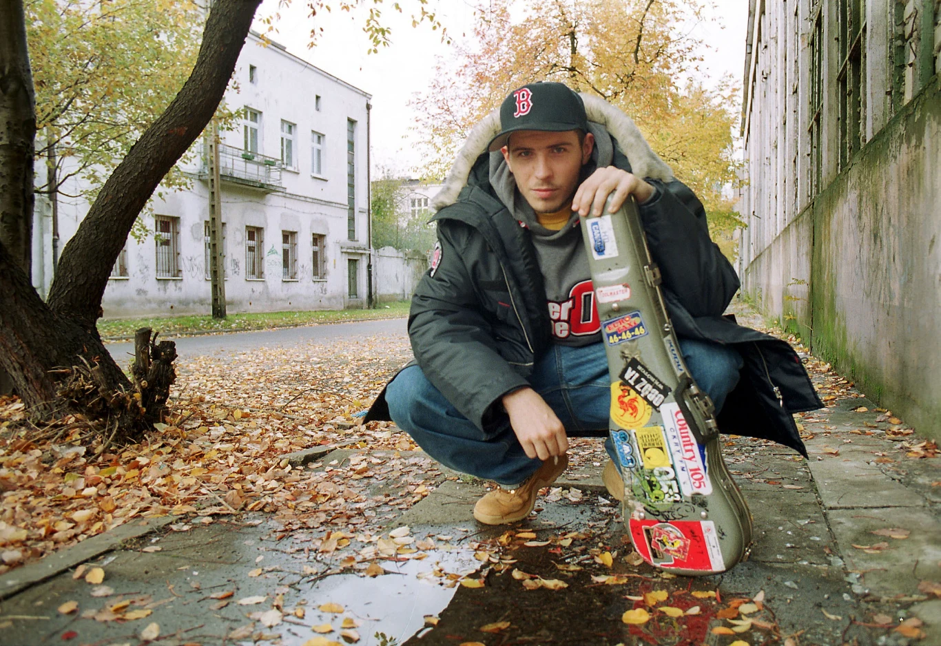 Łodzianin przygodę z muzyką zaczął od gry na skrzypcach, później studiował na Akademii Muzycznej w rodzinnym mieście. Hip hopem zaczął zajmować się już w roku 1993. Jednak dopiero dwa lata później rozpoczął poważniejsze nagrania. Był wtedy członkiem grupy BDC. W 1998 roku zespół zmienił nazwę na LWC. W jego skład weszli: O.S.T.R., Ahmed, Mussi, Celo i Kasina. Jednak grupę po roku rozwiązano, a Ostrowski zaczął działać solo. Łodzianin przygodę z muzyką zaczął od gry na skrzypcach, później studiował na Akademii Muzycznej w rodzinnym mieście. Hip hopem zaczął zajmować się już w roku 1993. Jednak dopiero dwa lata później rozpoczął poważniejsze nagrania. Był wtedy członkiem grupy BDC. W 1998 roku zespół zmienił nazwę na LWC. W jego skład weszli: O.S.T.R., Ahmed, Mussi, Celo i Kasina. Jednak grupę po roku rozwiązano, a Ostrowski zaczął działać solo.