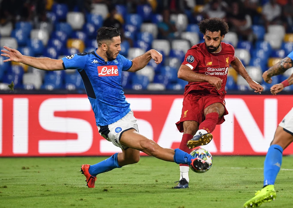 Kostas Manolas próbuje powstrzymać Mohameda Salaha