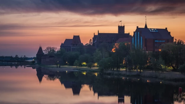 Nogat  Kilka kilometrów za Malborkiem rzeka meandruje między polami i łąkami. Natomiast ujście Nogatu to rezerwat ornitologiczny, z charakterystycznymi uschniętymi drzewami. Wygląda niczym ilustracja z baśni o mrocznej krainie. Na Mierzei Wiślanej zaobserwowano 290 gatunków ptaków – wiele z nich przylatuje nad Nogat w poszukiwaniu jedzenia lub... partnera! Weźcie lornetkę!