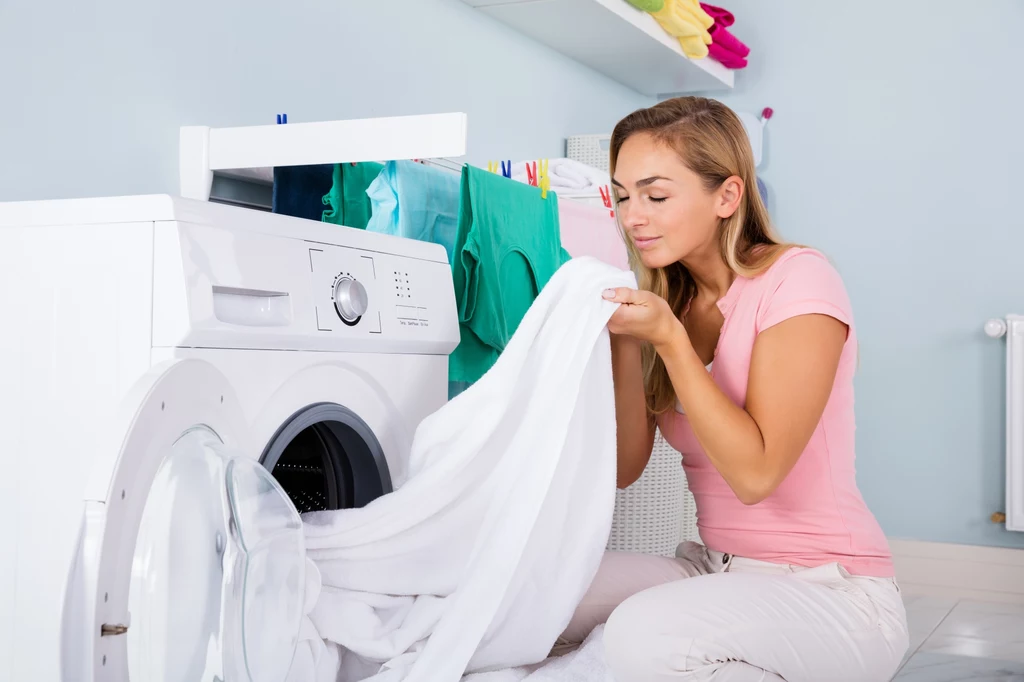 Odpowiednie pranie firan sprawi, że zachowają dobry wygląd przez dłuższy czas
