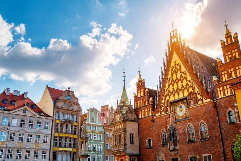 Na szczególną uwagę zasługuje wrocławski ratusz, który stanowi przykład architektury gotyckiej. Odwiedzić warto jednak również inne miejsca. Kościoły, które są usytuowane na Starym Mieście, robią wrażenie. Warto jest przyjrzeć się kościołowi świętej Elżbiety, który wyróżnia się na tle innych budynków swoją 90-metrową wieżą! Na szczególną uwagę zasługuje wrocławski ratusz, który stanowi przykład architektury gotyckiej. Odwiedzić warto jednak również inne miejsca. Kościoły, które są usytuowane na Starym Mieście, robią wrażenie. Warto jest przyjrzeć się kościołowi świętej Elżbiety, który wyróżnia się na tle innych budynków swoją 90-metrową wieżą!