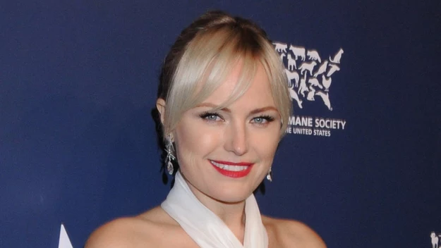 Malin Akerman ma 42 lata i pochodzi ze Szwecji. W dzieciństwie przeniosła się z rodzicami do Kalifornii. Od najmłodszych lat występowała w reklamach  telewizyjnych, a jako nastolatka próbowała swoich sił w modelingu. 

Jej przygoda z aktorstwem rozpoczęła się od serialu "Ziemia: Ostatnie starcie", w którym zagrała epizod. Pierwszą główną rolę otrzymała w  produkcji "Świat na szóstkę", a największą popularność przyniósł jej film: "Watchmen Strażnicy". 