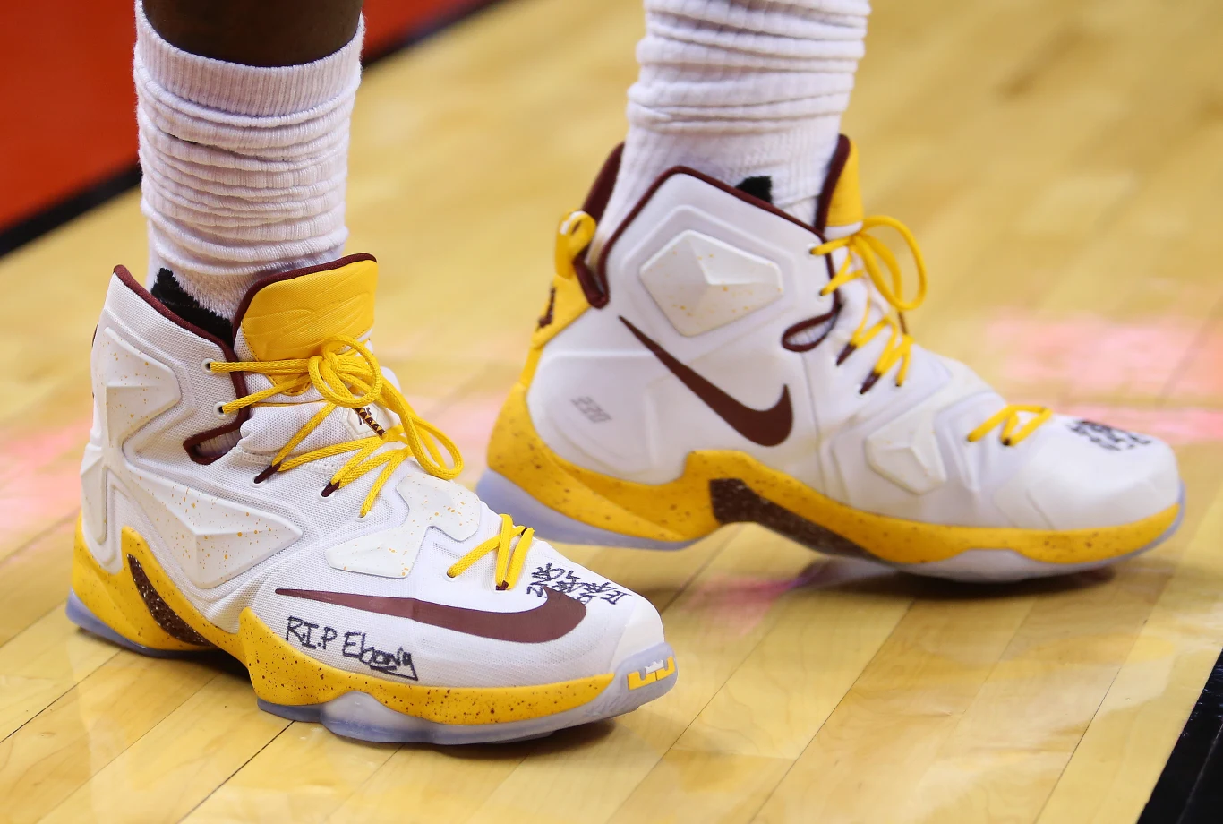 LeBron James, a raczej jego buty, w meczu NBA przeciwko Toronto Raptors w 2015 LeBron James, a raczej jego buty, w meczu NBA przeciwko Toronto Raptors w 2015