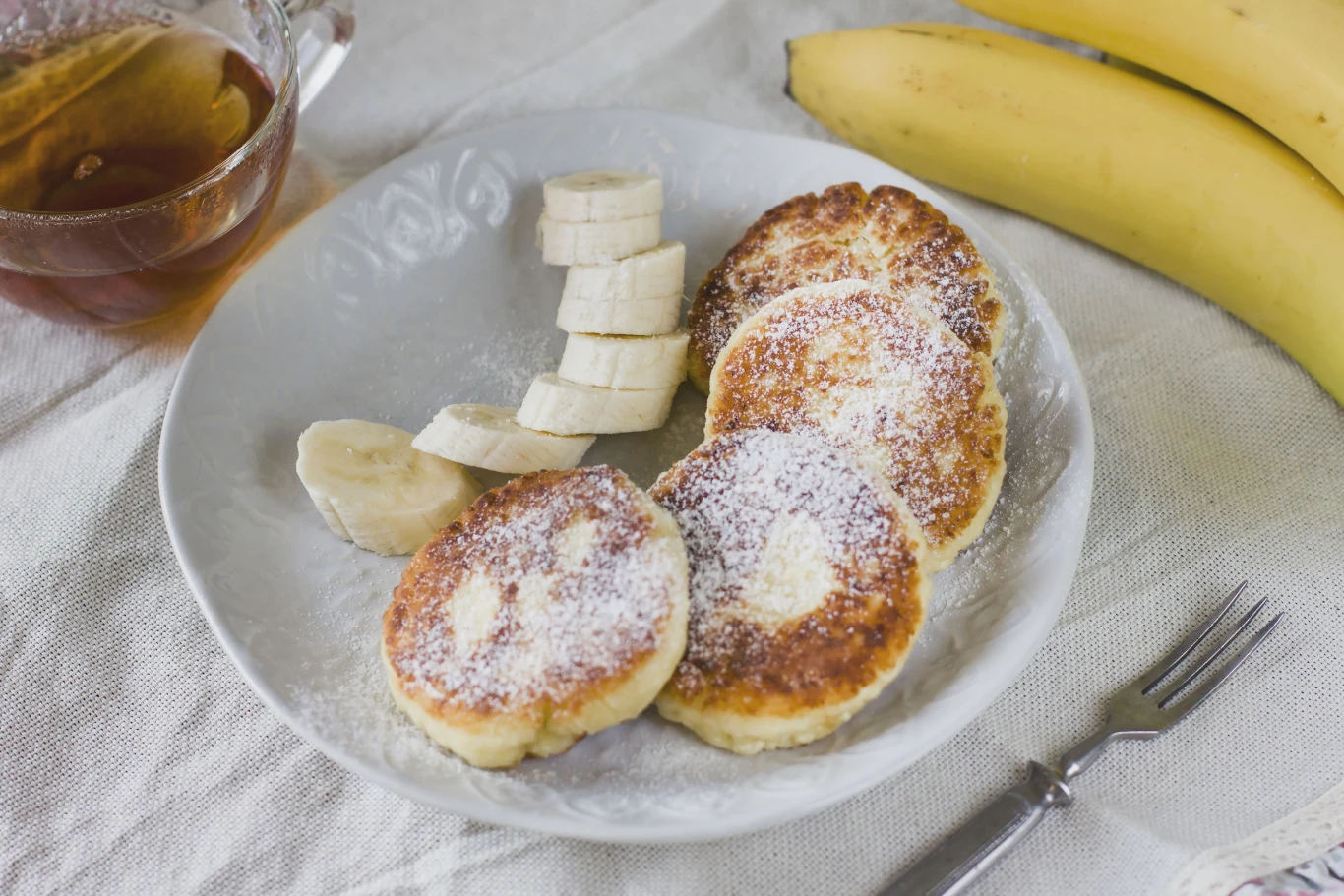 Słodkie, delikatne i puszyste placuszki z banana. Smakują idealnie ze świeżymi owocami i łyżką kwaśnej śmietany Słodkie, delikatne i puszyste placuszki z banana. Smakują idealnie ze świeżymi owocami i łyżką kwaśnej śmietany