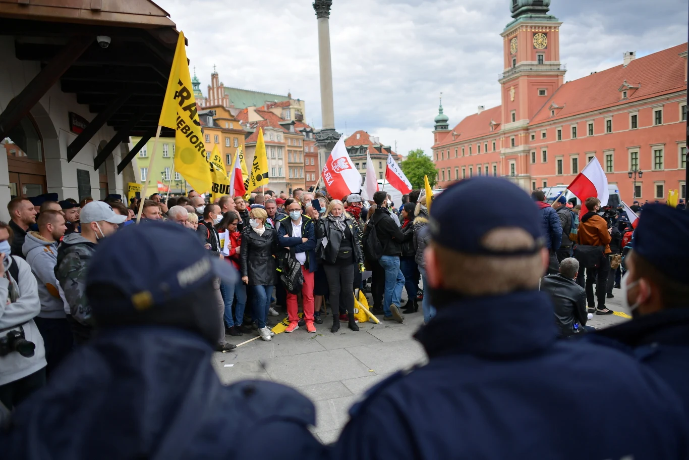 Protestujący na placu Zamkowym zaczęli zbierać się w sobotę około godziny 15 w związku z kolejnym tzw. strajkiem przedsiębiorców. Funkcjonariusze, którzy przybyli na miejsce, kierowali do zebranych komunikaty o zachowanie zgodne z prawem i apelowali o rozejście się. Na miejscu działania podejmował m.in. zespół antykonfliktowy. Jak podkreśliła policja, zgromadzenie to było nielegalne. Protestujący na placu Zamkowym zaczęli zbierać się w sobotę około godziny 15 w związku z kolejnym tzw. strajkiem przedsiębiorców. Funkcjonariusze, którzy przybyli na miejsce, kierowali do zebranych komunikaty o zachowanie zgodne z prawem i apelowali o rozejście się. Na miejscu działania podejmował m.in. zespół antykonfliktowy. Jak podkreśliła policja, zgromadzenie to było nielegalne.