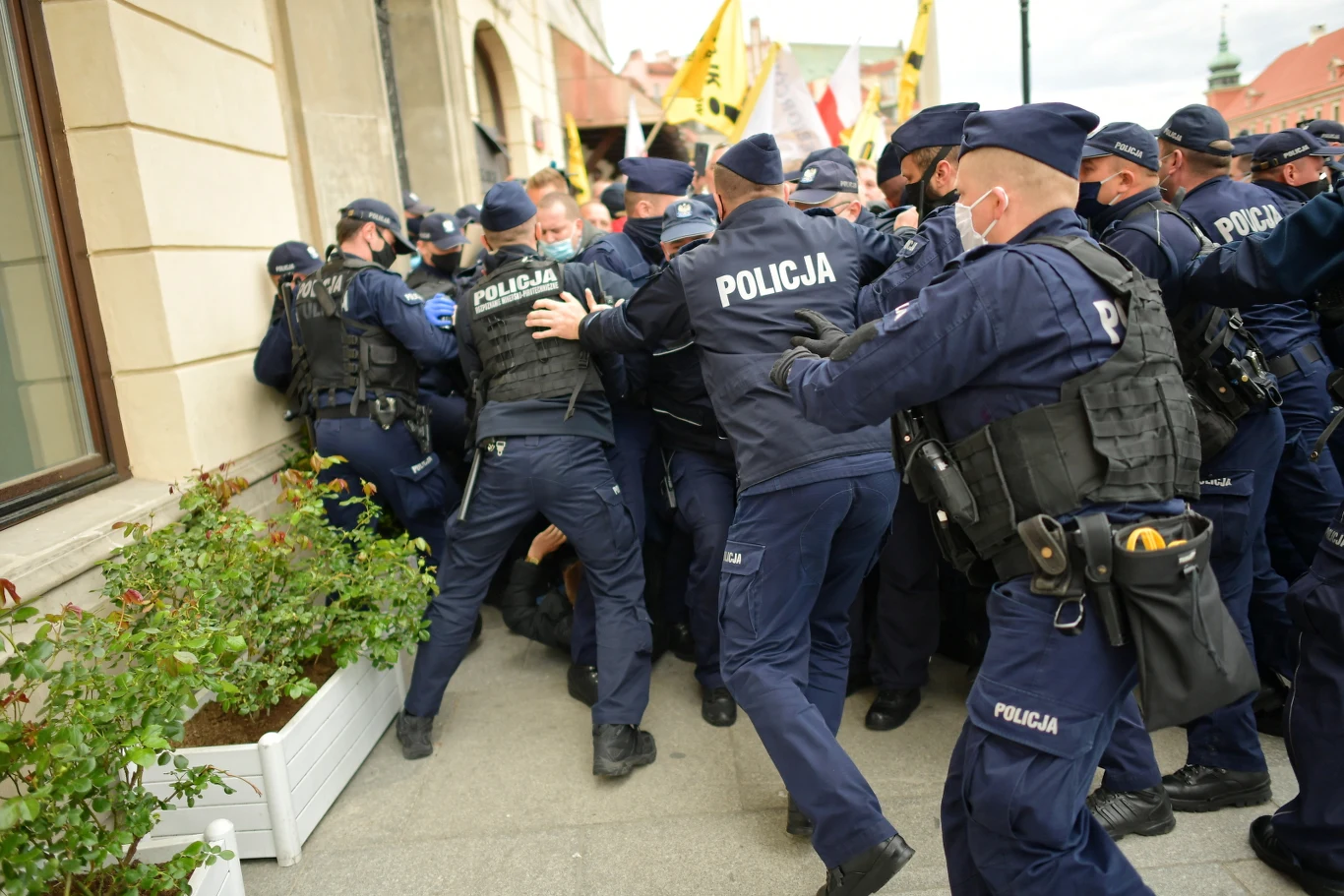 Funkcjonariusze w związku z tym, że uczestnicy zgromadzenia na placu Zamkowym w ramach tzw. strajku przedsiębiorców, nie stosowali się do wezwania o rozejście się, otoczyli protestujących kordonem i zaczęli ich legitymować. Demonstranci byli prewencyjnie zatrzymywani. Funkcjonariusze w związku z tym, że uczestnicy zgromadzenia na placu Zamkowym w ramach tzw. strajku przedsiębiorców, nie stosowali się do wezwania o rozejście się, otoczyli protestujących kordonem i zaczęli ich legitymować. Demonstranci byli prewencyjnie zatrzymywani.