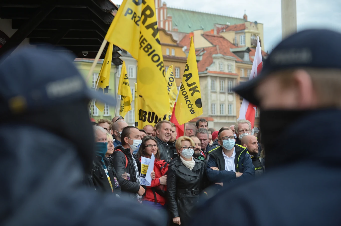 W mediach pojawiła się informacja o zatrzymaniu chronionego immunitetem senatora Jacka Burego (KO). Senator miał zostać podcięty przez funkcjonariusza. Bury prowadził internetową transmisję, podczas której powiedział, że policja go wepchnęła do samochodu i zatrzymała. Na Twitterze napisał ponadto, że "policja kłamie, mówiąc, że nie użyła wobec niego siły". Rzecznik stołecznej policji zaprzeczył informacjom, według których senator został zatrzymany. "Jeden z senatorów wszedł do radiowozu i nie chce go opuścić" - zaznaczył. W mediach pojawiła się informacja o zatrzymaniu chronionego immunitetem senatora Jacka Burego (KO). Senator miał zostać podcięty przez funkcjonariusza. Bury prowadził internetową transmisję, podczas której powiedział, że policja go wepchnęła do samochodu i zatrzymała. Na Twitterze napisał ponadto, że "policja kłamie, mówiąc, że nie użyła wobec niego siły". Rzecznik stołecznej policji zaprzeczył informacjom, według których senator został zatrzymany. "Jeden z senatorów wszedł do radiowozu i nie chce go opuścić" - zaznaczył.