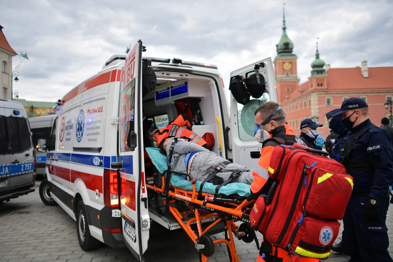 Poszkodowany uczestnik tak zwanego strajku przedsiębiorców na placu Zamkowym w Warszawie Poszkodowany uczestnik tak zwanego strajku przedsiębiorców na placu Zamkowym w Warszawie