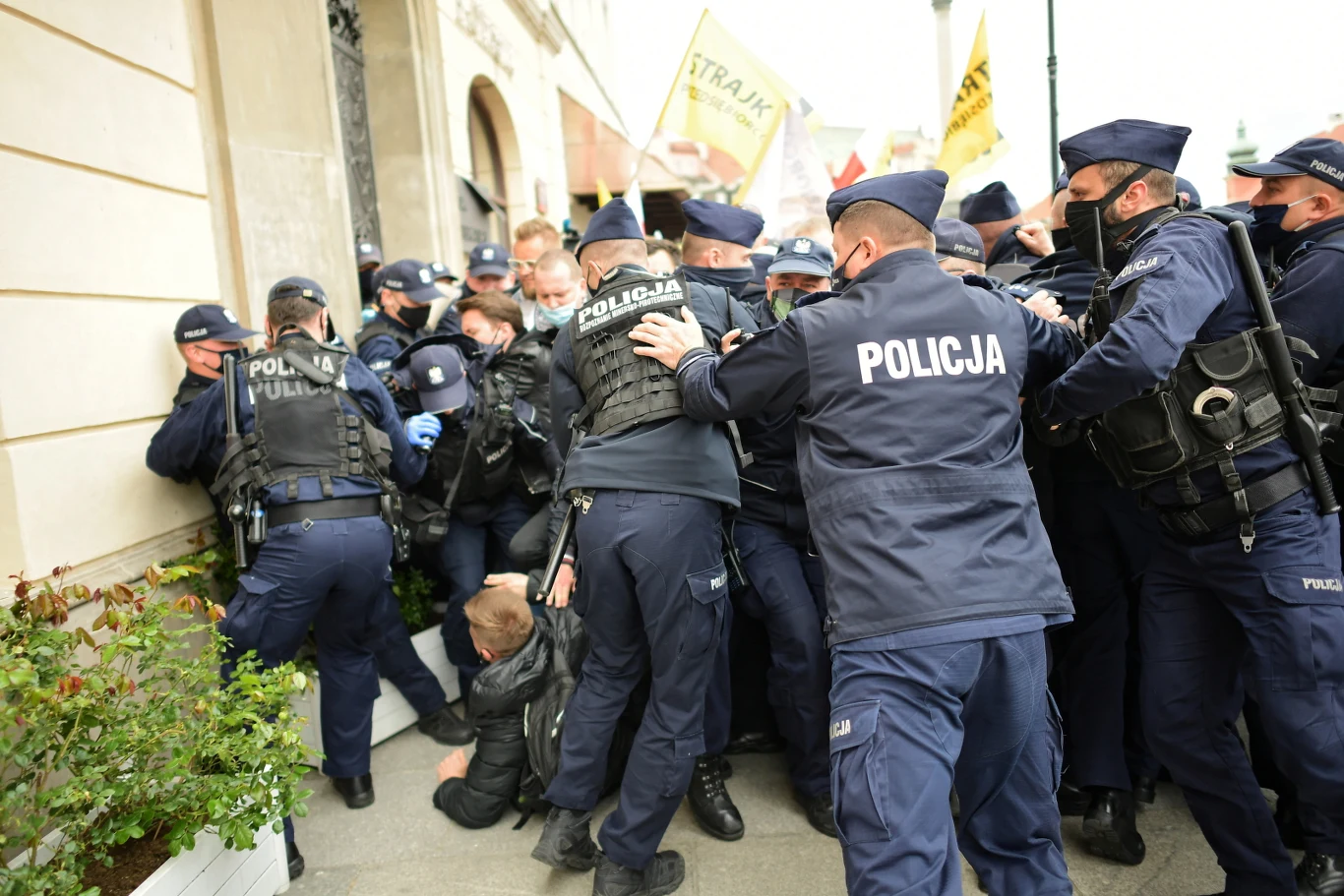 Policja użyła siły wobec protestujących. Funkcjonariusze odcięli kordonem plac od Krakowskiego Przedmieścia, by uniemożliwić strajkującym planowany przemarsz Traktem Królewskim. Protestujący domagali się całkowitego odmrożenia gospodarki Policja użyła siły wobec protestujących. Funkcjonariusze odcięli kordonem plac od Krakowskiego Przedmieścia, by uniemożliwić strajkującym planowany przemarsz Traktem Królewskim. Protestujący domagali się całkowitego odmrożenia gospodarki