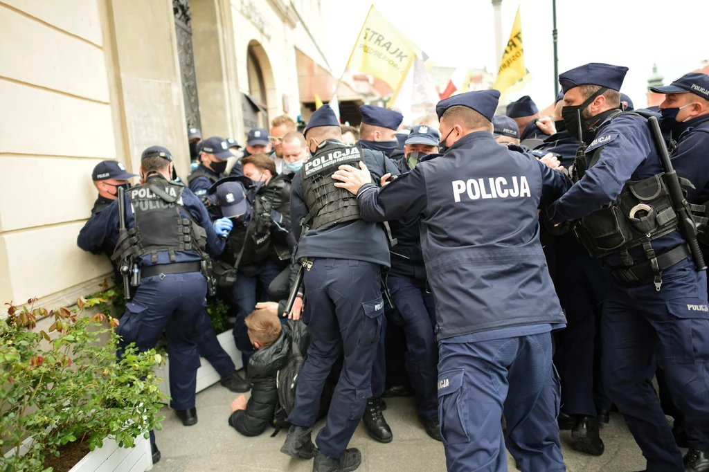 Interwencja policji w trakcie tak zwanego strajku przedsiębiorców na placu Zamkowym w Warszawie Interwencja policji w trakcie tak zwanego strajku przedsiębiorców na placu Zamkowym w Warszawie