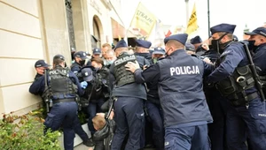 Interwencja policji w trakcie tak zwanego strajku przedsiębiorców na placu Zamkowym w Warszawie 