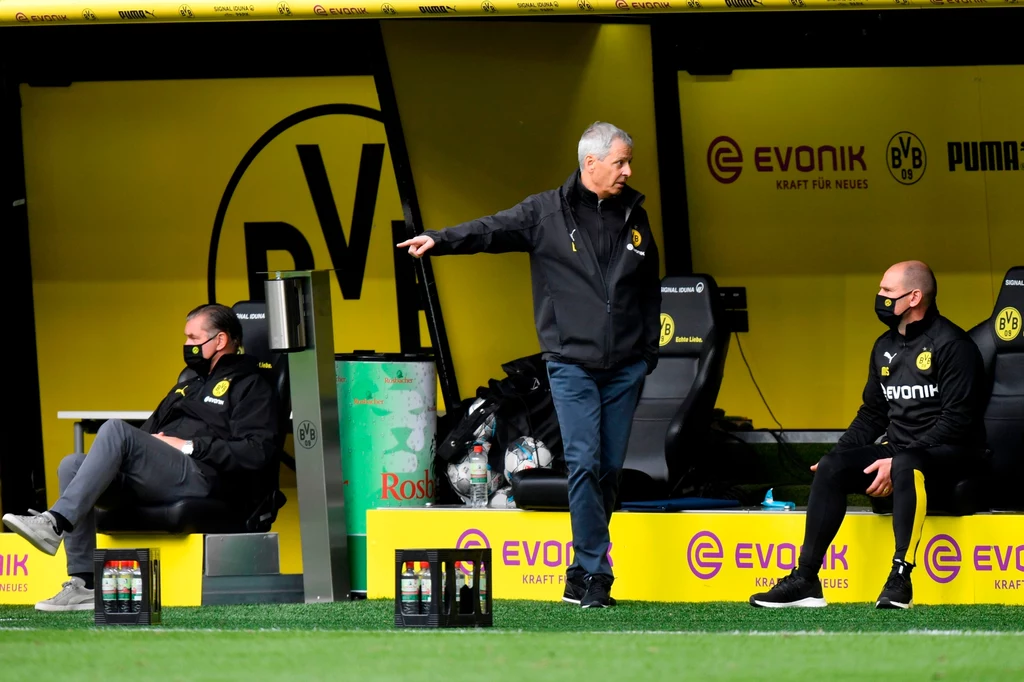 Lucien Favre, trener Borussii, jako jedyny na ławce mógł być bez maski