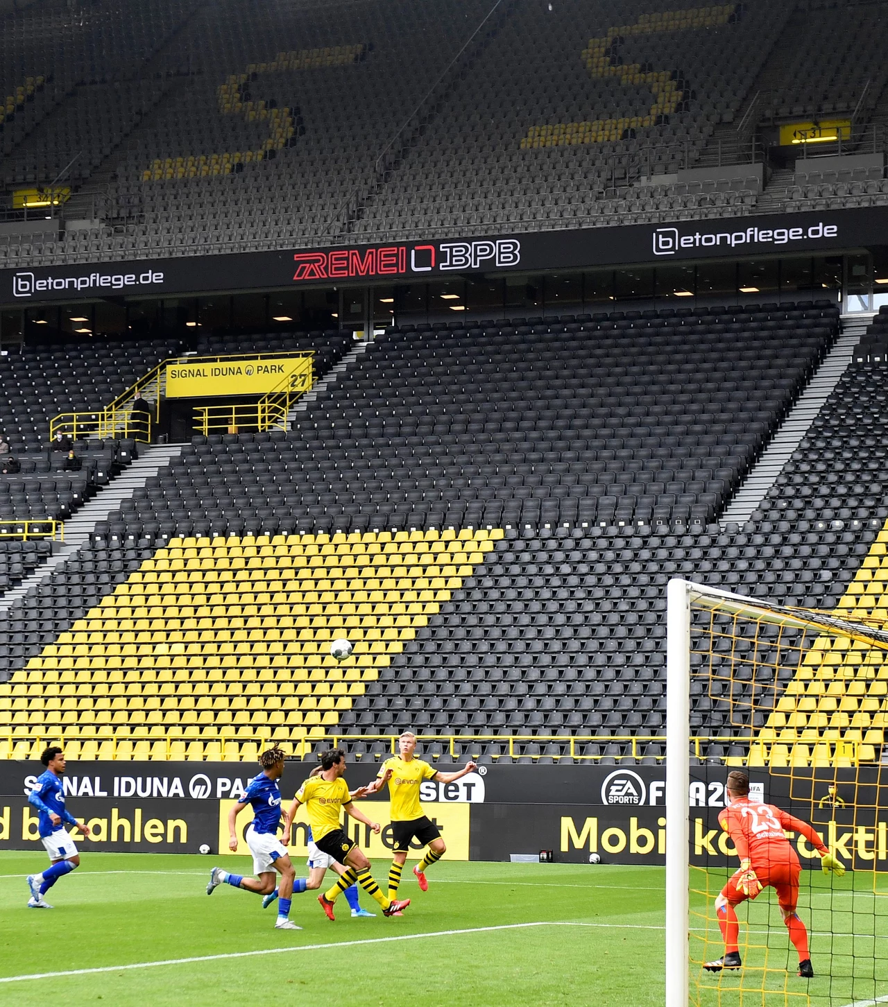 Puste trybuny Signal Iduna Park