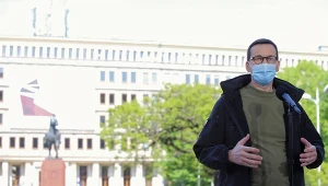 Premier Mateusz Morawiecki podczas konferencji prasowej przed budynkiem Śląskiego Urzędu Wojewódzkiego w Katowicach