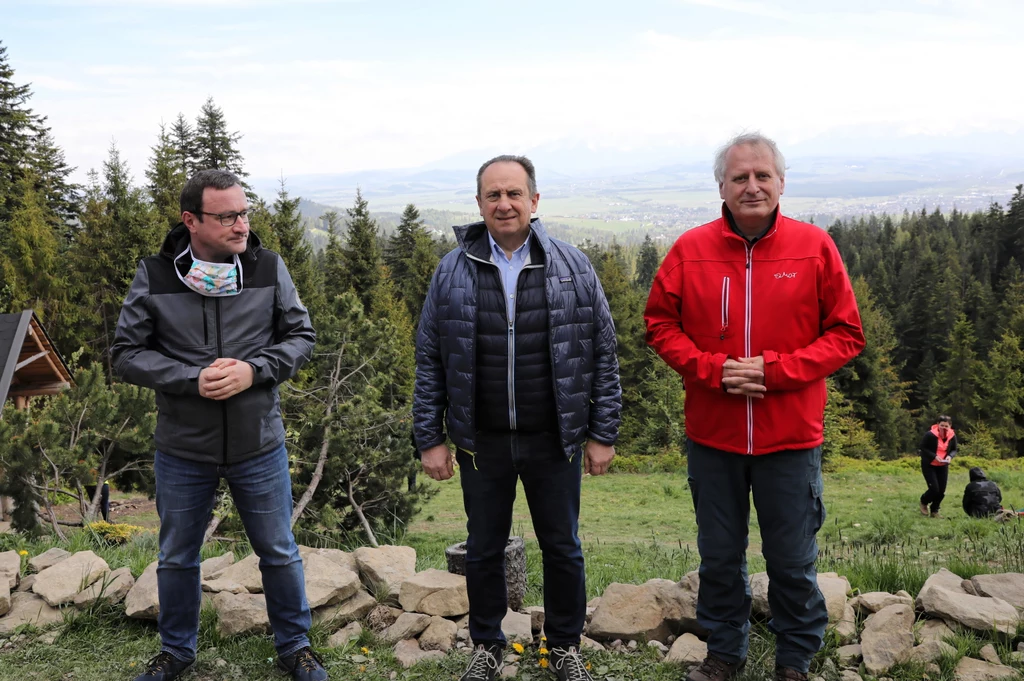 Wiceminister turystyki Andrzej Gut-Mostowy (C), prezes Małopolskiej Organizacji Turystycznej Grzegorz Biedroń (P) i wicemarszałek województwa małopolskiego Tomasz Urynowicz (L) podczas konferencji na gorczańskiej Łapsowej Polanie