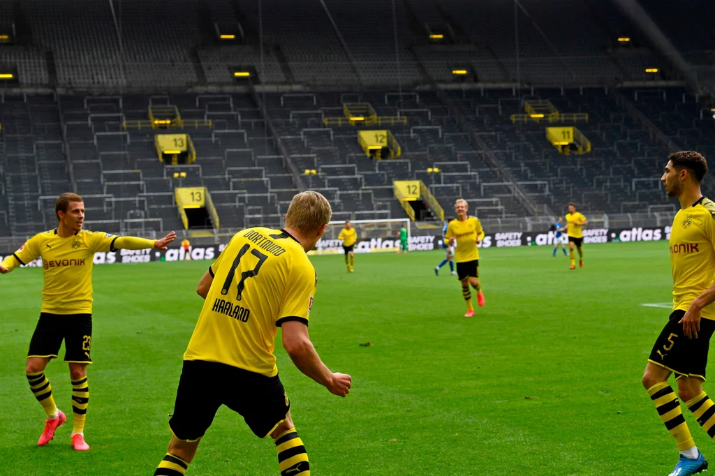Erling Haaland (tyłem) i jego radość z kolegami z BVB Erling Haaland (tyłem) i jego radość z kolegami z BVB