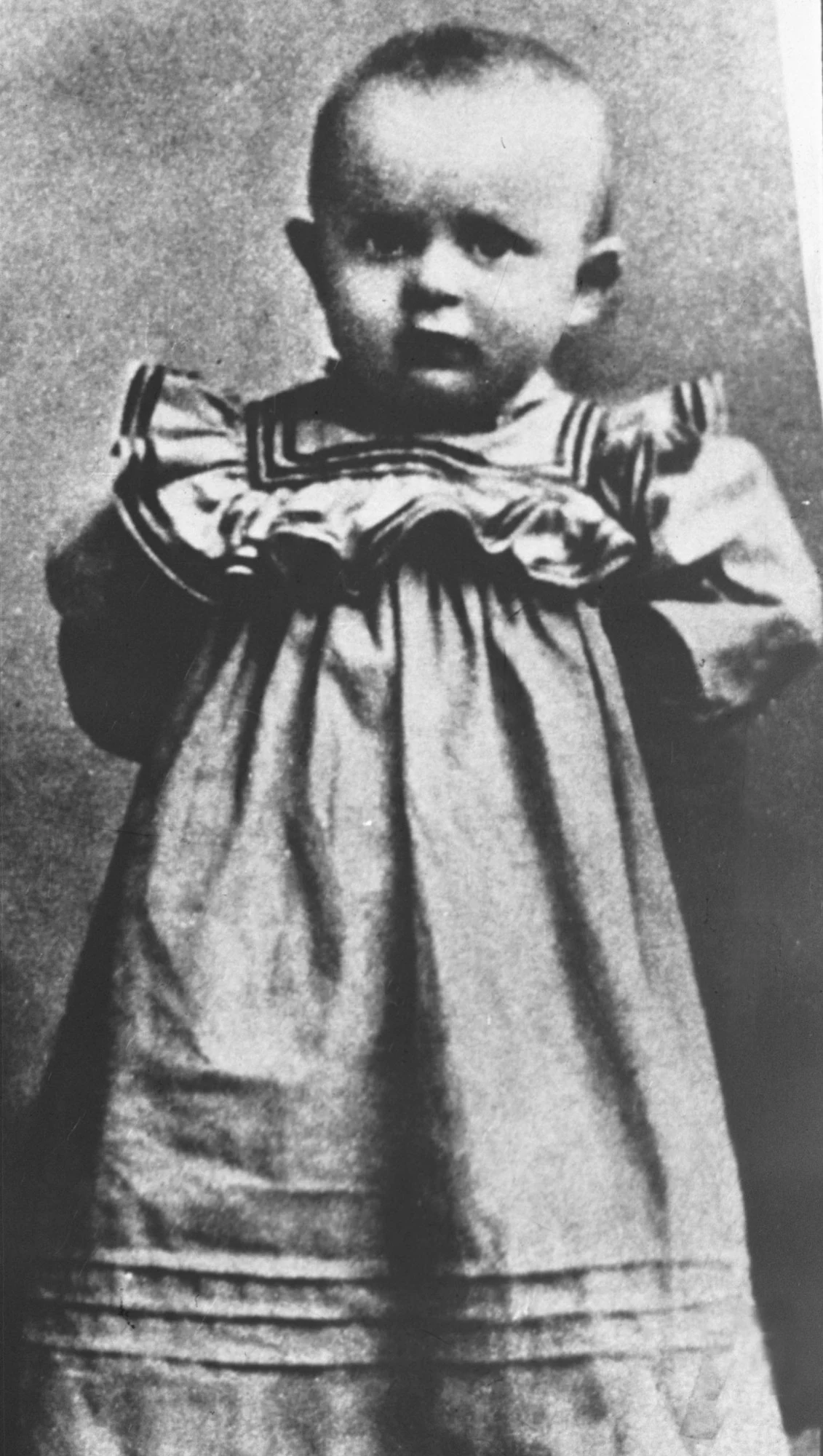 Karol Wojtyła urodził się 18 maja 1920 roku w Wadowicach. Był drugim synem Karola i Emilii z Kaczorowskich. Miał starszego brata Edmunda, który został lekarzem i zmarł w Krakowie w 1932 roku oraz starszą siostrę Olgę, która zmarła 16 godzin po narodzinach.