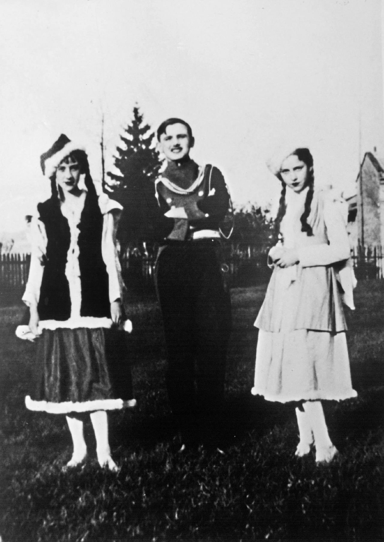 W 1938 roku Karol Wojtyła zdał maturę w Gimnazjum Męskim im. Marcina Wadowity w Wadowicach. Jeszcze w trakcie nauki w gimnazjum zainteresował się teatrem i często występował w przedstawieniach kółka teatralnego. Po maturze nie od razu zdecydował się wstąpić do seminarium - początkowo chciał zostać aktorem i rozpoczął studnia polonistyczne na Uniwersytecie Jagiellońskim. /na zdjęciu: przyszły papież Jan Paweł II w roli ułana. 