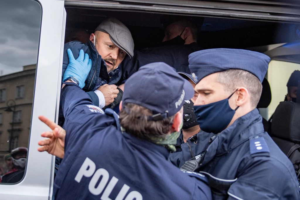 Zatrzymanie przez policję senatora RP Jacka Burego podczas strajku przedsiębiorców w Warszawie Zatrzymanie przez policję senatora RP Jacka Burego podczas strajku przedsiębiorców w Warszawie