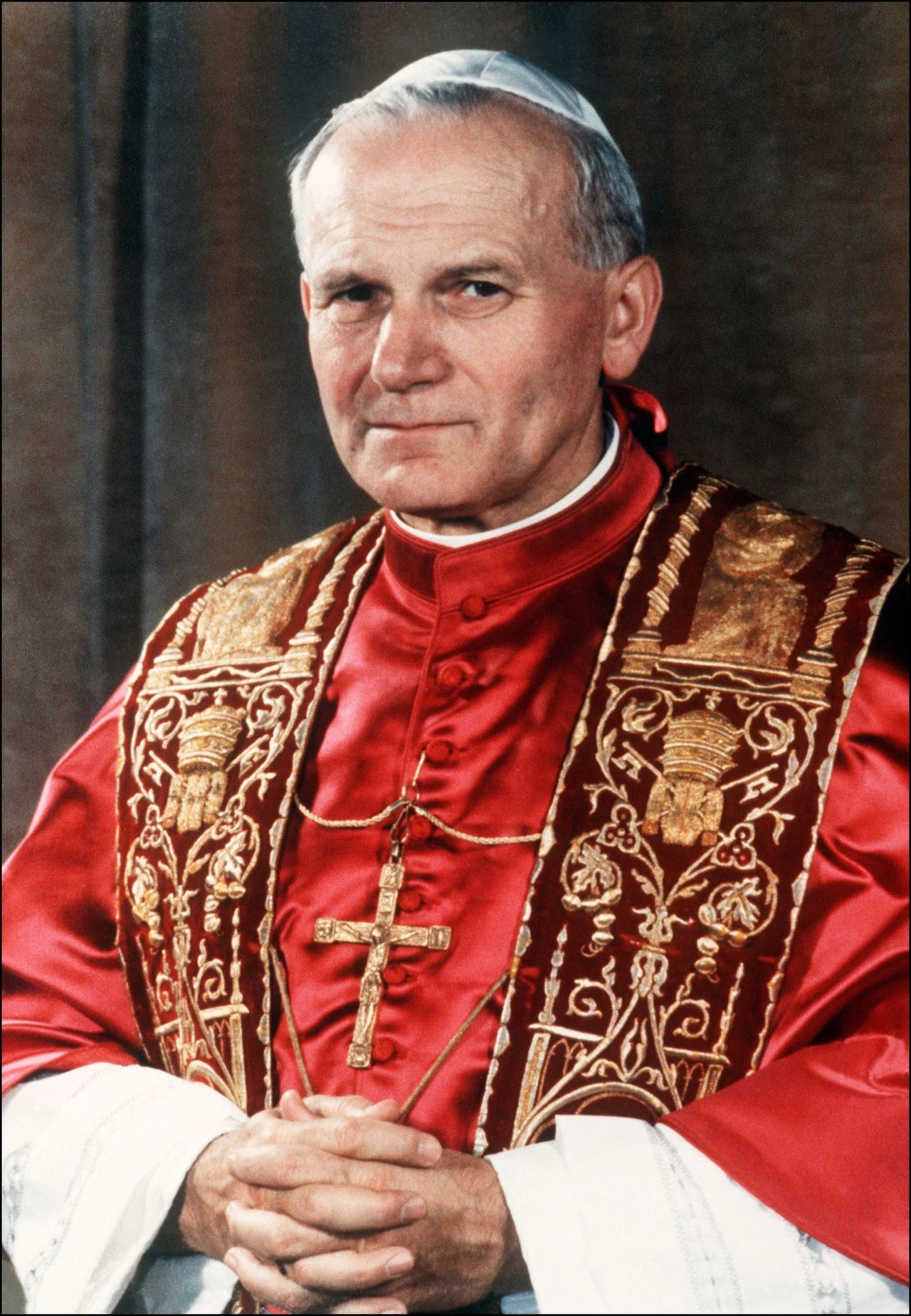 16 października 1978 roku o godz 18.44 z balkonu bazyliki św. Piotra padły słowa: "Habemus Papam!", a nowy papież przyjął imię Jan Paweł II. "Bałem się przyjąć ten wybór, ale zrobiłem to w duchu posłuszeństwa Panu naszemu Jezusowi Chrystusowi i w całkowitym zaufaniu do Jego Matki, Najświętszej Maryi Panny. Nie wiem, czy będę umiał dobrze wysłowić się w waszym... naszym języku włoskim. Gdybym się pomylił, poprawcie mnie" - powiedział do zgromadzonego na placu świętego Piotra tłumu.