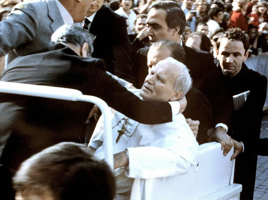 13 maja 1981 roku Jan Paweł II został postrzelony podczas audiencji generalnej na placu św. Piotra w Rzymie. Za spust pociągnął pochodzący z Turcji Ali Agca. Papież został przewieziony do pokliniki Gemelli, gdzie przeprowadzono kilkugodzinną operację.
