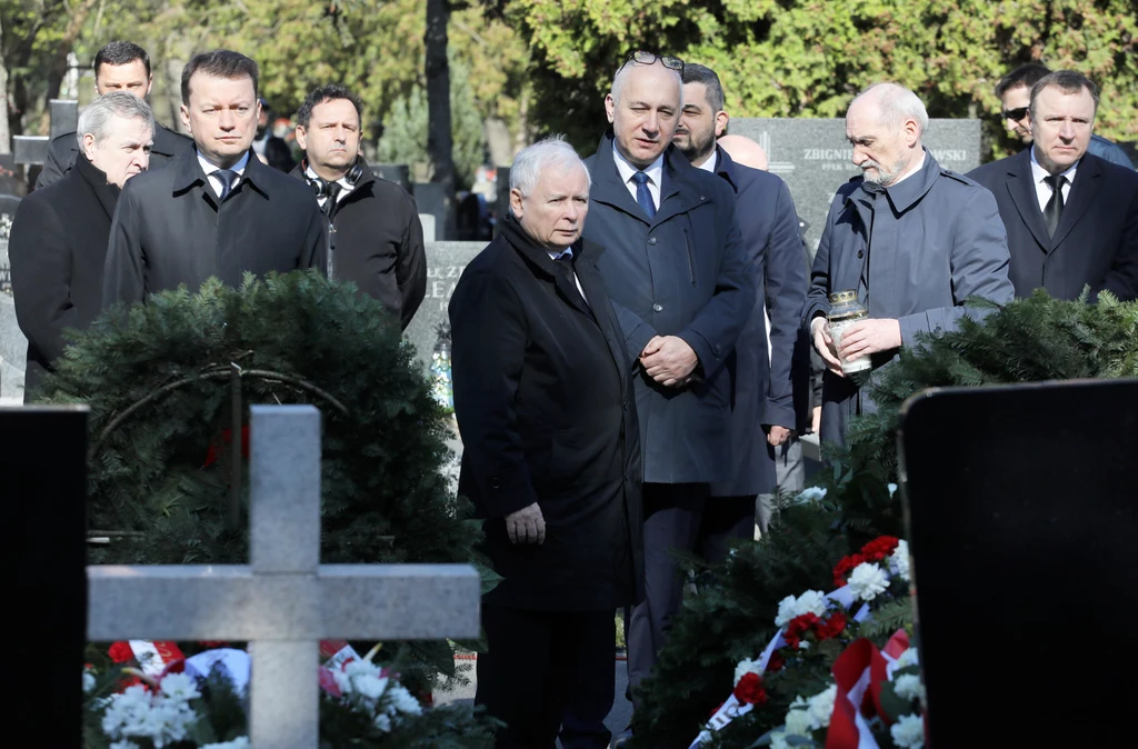 Jarosław Kaczyński w otoczeniu polityków PiS 10 kwietnia 2020 na Powązkach Jarosław Kaczyński w otoczeniu polityków PiS 10 kwietnia 2020 na Powązkach