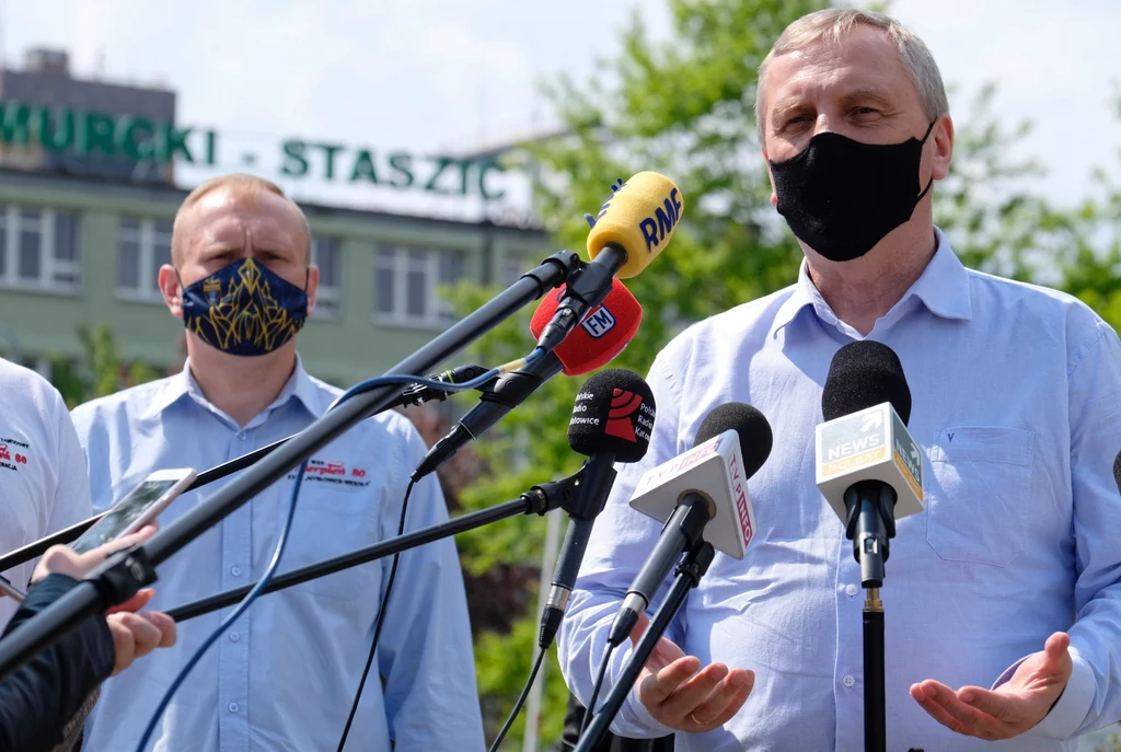 Zastępca dyrektora ds. klinicznych i naukowych Centralnego Szpitala Klinicznego MSWiA w Warszawie Zbigniew Król (P) podczas briefingu prasowego, 17 bm. w Katowicach, na temat inicjatywy oddawania osocza przez górników, którzy wyzdrowieli po zarażeniu koronawiruse Zastępca dyrektora ds. klinicznych i naukowych Centralnego Szpitala Klinicznego MSWiA w Warszawie Zbigniew Król (P) podczas briefingu prasowego, 17 bm. w Katowicach, na temat inicjatywy oddawania osocza przez górników, którzy wyzdrowieli po zarażeniu koronawiruse