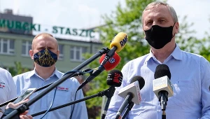  Zastępca dyrektora ds. klinicznych i naukowych Centralnego Szpitala Klinicznego MSWiA w Warszawie Zbigniew Król (P) podczas briefingu prasowego, 17 bm. w Katowicach, na temat inicjatywy oddawania osocza przez górników, którzy wyzdrowieli po zarażeniu koronawiruse