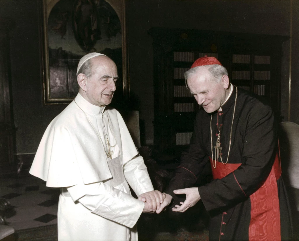 W 1958 roku został mianowany biskupem pomocniczym archidiecezji krakowskiej. Tym samym Karol Wojtyła został najmłodszym członkiem Episkopatu Polski (miał wtedy 38 lat). W czerwcu 1967 roku otrzymał nominację kardynalską, a czerwony biret odebrał 28 czerwca 1967 od papieża Pawła VI (na zdj. kardynał Wojtyła i papież Paweł VI). 