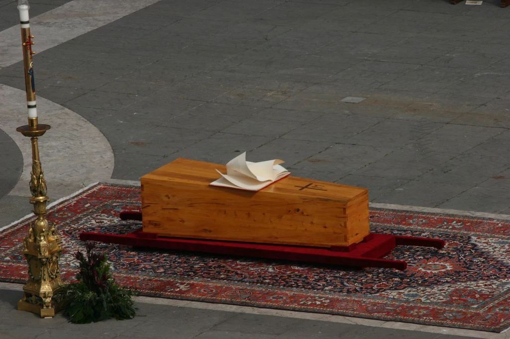 Pogrzeb Jana Pawła II odbył się 8 maja 2005 roku. W uroczystościach na Placu św. Piotra uczestniczyło św. Piotra ok. 300 tysięcy wiernych oraz 200 prezydentów i premierów oraz przedstawiciele różnych religii światowych. W czasie pogrzebu papieża wiatr zamknął położony na jego trumnie ewangeliarz. 