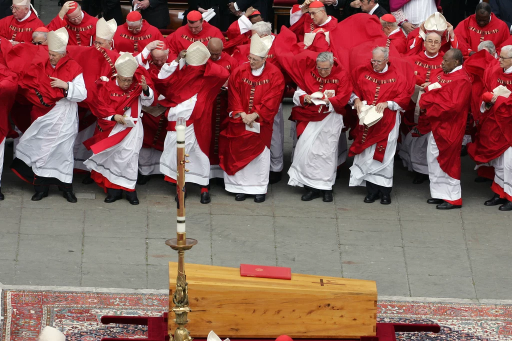Jak Paweł II spoczął w trumnie z prostych desek z drewna cyprysowego, którą złożono w drugiej trumnie - cynkowej, a tę w trzeciej - wykonanej z drewna orzechowego. Grobowiec Jana Pawła II początkowo był umiejscowiony w krypcie w podziemiach Bazyliki Świętego Piotra. Po uroczystościach związanych z beatyfikacją 30 kwietnia 2011 roku trumna ze szczątkami papieża została złożona w Kaplicy Świętego Sebastiana Bazyliki Świętego Piotra, tuż obok kaplicy ze słynną pietą watykańską Michała Anioła.