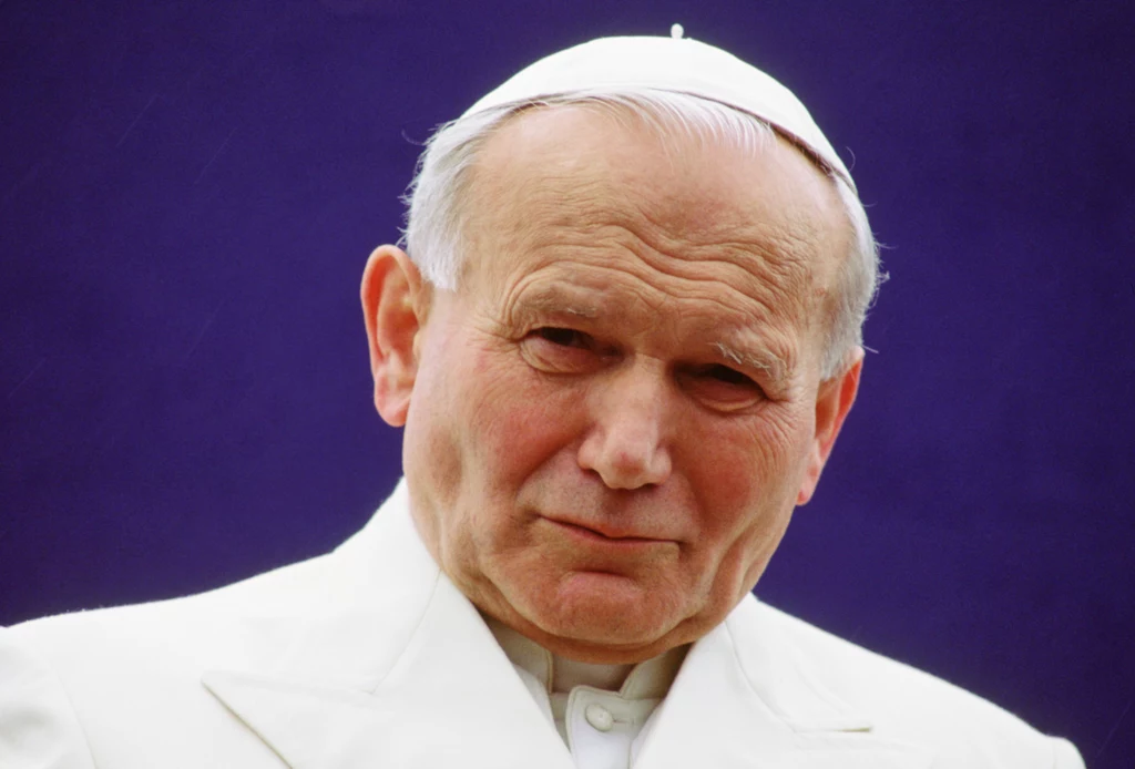 Słoik z powietrzem, którym oddychał Jan Paweł II? To niejedna naciągana oferta sprzedaży