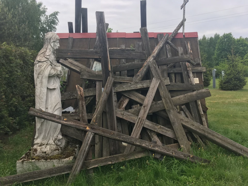 Krzyże, które zostały w latach 90. postawione przez K. Świtonia dzisiaj rozpadają się na tyłach klasztoru pod Oświęcimiem