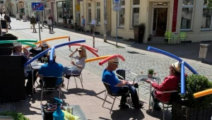Znaleźli sposób na utrzymanie dystansu. Goście z makaronem na głowie