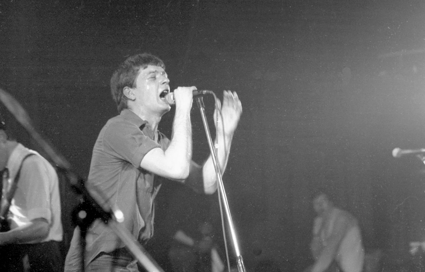 Peter Hook tak wspominał dramatyczne chwile: "Wciąż o tym myślę i zastanawiam się dlaczego Ian zdecydował się na samobójstwo właśnie w takim momencie. Czasem wszystko składa się w spójną całość i wiem, że Ian nie mógł postąpić inaczej (...). Zabił się w niedzielę rano. Ostatni raz widziałem go w piątek wieczorem, gdy podwoziłem go do rodziców w Moston (...) Właśnie skończyliśmy świetną próbę, a humory nam dopisywały. Śmialiśmy się i żartowaliśmy, a co chwila któryś z nas krzyczał: "Nie wierzę, że jedziemy do pieprzonej Ameryki!". Na zdjęciu Ian Curtis na jednym ze swoich ostatnich koncertów - Londyn, 4 kwietnia 1980 r.