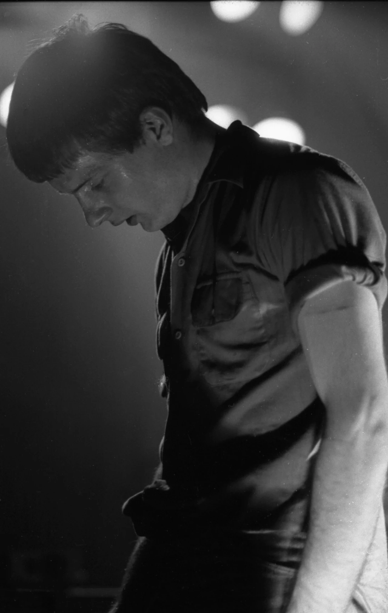 Ian Curtis należy do jednego z najbardziej charakterystycznych osobowości w muzyce. Jako artysta wypracował nie tylko specyficzną manierę wokalną, ale również szczególne zachowania sceniczne. Reklama Taniec spod znaku Iana Curtisa był nerwowy, rwący, niekontrolowany. Wokalista Joy Division potrząsał głową i machał swobodnie rękoma, sprawiając wrażenie bycia w głębokim transie. Po koncertach, chorujący na epilepsję Curtis, często dostawał drgawek, a koledzy z zespołu musieli interweniować, by zapobiec jego udławieniu się. Wiele osób myślało, że Curtis występował na scenie, będąc pod wpływem narkotyków. Muzycy, którzy grali z Curtisem wyznali w jednym z wywiadów, że nie miało to nic wspólnego z używkami, a było tylko formą ekspresji tego, o czym śpiewał. Ian Curtis należy do jednego z najbardziej charakterystycznych osobowości w muzyce. Jako artysta wypracował nie tylko specyficzną manierę wokalną, ale również szczególne zachowania sceniczne. Reklama Taniec spod znaku Iana Curtisa był nerwowy, rwący, niekontrolowany. Wokalista Joy Division potrząsał głową i machał swobodnie rękoma, sprawiając wrażenie bycia w głębokim transie. Po koncertach, chorujący na epilepsję Curtis, często dostawał drgawek, a koledzy z zespołu musieli interweniować, by zapobiec jego udławieniu się. Wiele osób myślało, że Curtis występował na scenie, będąc pod wpływem narkotyków. Muzycy, którzy grali z Curtisem wyznali w jednym z wywiadów, że nie miało to nic wspólnego z używkami, a było tylko formą ekspresji tego, o czym śpiewał.