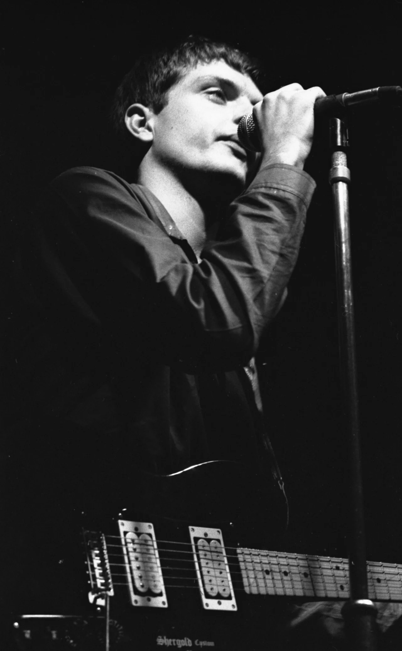 Ian Curtis wraz zespołem Joy Division nagrał jedynie dwa albumy długogrające: "Unknown Pleasures" i "Closer" - ten drugi ukazał się już po śmierci artysty. Na grobie jego żona kazała wykuć słowa "Ian Curtis 18 - 5 - 80" i "Love Will Tear Us Apart". To ostatnie zdanie - "Miłość nas rozdzieli" - jest równocześnie tytułem najsłynniejszego utworu Joy Division. W latach 90. wdowa po Ianie Curtisie - Deborah napisała książkę "Przejmujący z oddali", w której opisała historię ich związku, a zarazem dzieje zespołu Joy Division. W 2007 roku w oparciu o jej opowieść powstał film "Control" przedstawiający losy Curtisa. W jego postać wcielił się Sam Riley. Film, który miał swoją premierę na Festiwalu Filmowym w Cannes w 2007 roku, został tam nagrodzony Złotą Kamerą dla najlepszego debiutanckiego obrazu. Ian Curtis wraz zespołem Joy Division nagrał jedynie dwa albumy długogrające: "Unknown Pleasures" i "Closer" - ten drugi ukazał się już po śmierci artysty. Na grobie jego żona kazała wykuć słowa "Ian Curtis 18 - 5 - 80" i "Love Will Tear Us Apart". To ostatnie zdanie - "Miłość nas rozdzieli" - jest równocześnie tytułem najsłynniejszego utworu Joy Division. W latach 90. wdowa po Ianie Curtisie - Deborah napisała książkę "Przejmujący z oddali", w której opisała historię ich związku, a zarazem dzieje zespołu Joy Division. W 2007 roku w oparciu o jej opowieść powstał film "Control" przedstawiający losy Curtisa. W jego postać wcielił się Sam Riley. Film, który miał swoją premierę na Festiwalu Filmowym w Cannes w 2007 roku, został tam nagrodzony Złotą Kamerą dla najlepszego debiutanckiego obrazu.