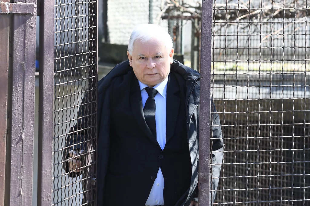 Wielu Polaków na pewno zastanawia się, jakie jest ulubione danie Jarosława Kaczyńskiego. 70-letni prezes Prawa i Sprawiedliwości podobnie, jak Andrzej Duda nie jest fanem zbyt wykwintnych dań. Podobno polityk najbardziej lubi tradycyjną polską kuchnię. Co jest jego ulubioną potrawą? Wielu Polaków na pewno zastanawia się, jakie jest ulubione danie Jarosława Kaczyńskiego. 70-letni prezes Prawa i Sprawiedliwości podobnie, jak Andrzej Duda nie jest fanem zbyt wykwintnych dań. Podobno polityk najbardziej lubi tradycyjną polską kuchnię. Co jest jego ulubioną potrawą?