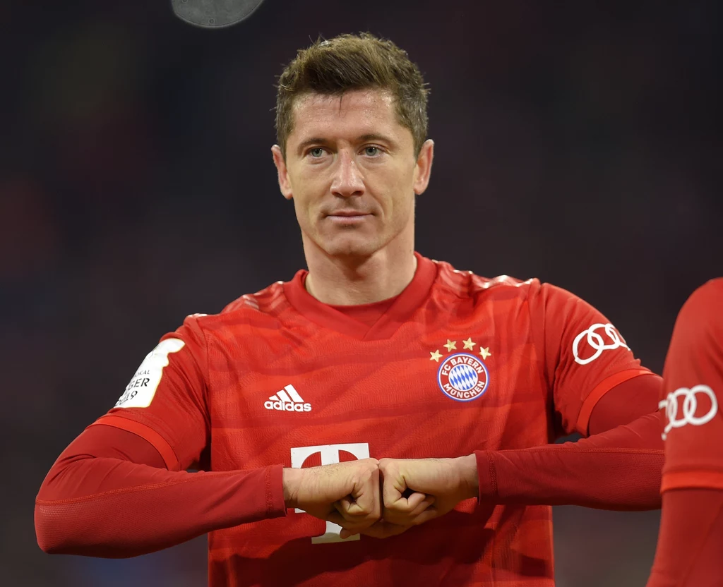 Robert Lewandowski jako popularny sportowiec musi dbać o formę. Jego żona, Anna Lewandowska słynie z zamiłowania do zdrowego trybu życia, który on również prowadzi. Stara się jeść zdrowo, dzięki czemu ma idealne ciało i świetny metabolizm. Jednak jest potrawa, której polski piłkarz nie potrafi się oprzeć. Co to takiego? Robert Lewandowski jako popularny sportowiec musi dbać o formę. Jego żona, Anna Lewandowska słynie z zamiłowania do zdrowego trybu życia, który on również prowadzi. Stara się jeść zdrowo, dzięki czemu ma idealne ciało i świetny metabolizm. Jednak jest potrawa, której polski piłkarz nie potrafi się oprzeć. Co to takiego?