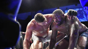 Alistair Overeem pociesza pokonanego Walta Harrisa 