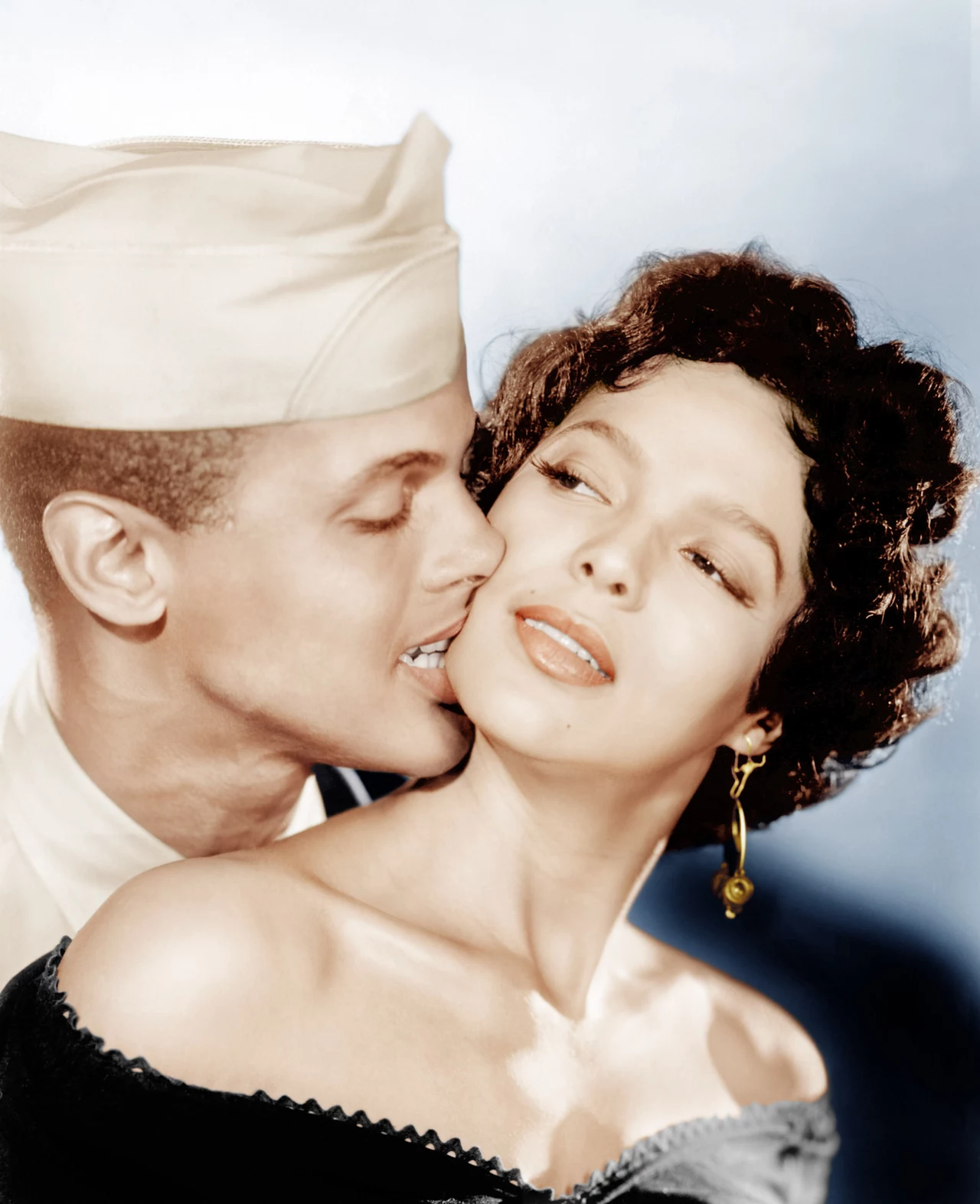 Jej życie prywatne nie było usłane różami. Dorothy Dandridge wielokrotnie źle ulokowała swoje uczucia. Głośno było o jej romansie z Otto Premingerem. Nieudane małżeństwa, miłostki i choroba jedynej córki doprowadziły ją do emocjonalnej ruiny. Aktorka ponad życie kochała swoje dziecko ze związku z Haroldem Nicholasem. Nie mogła się jednak porozumieć z dziewczynką, która chorowała na porażenie mózgowe. W tamtych czasach życie z taką chorobą było jeszcze trudniejsze... Dorothy Dandridge przez lata miała problemy z alkoholem. W końcu we wrześniu 1965 roku znaleziono ją martwą w mieszkaniu. 42-letnia aktorka przedawkowała leki nasenne. Na zdjęciu: Dorothy Dandridge i Harry Belafonte. Aktorzy zagrali razem w "Czarnej Carmen". Zdaniem wielu Oscar za tę rolę powinien był powędrować do Dorothy Dandridge. Jej życie prywatne nie było usłane różami. Dorothy Dandridge wielokrotnie źle ulokowała swoje uczucia. Głośno było o jej romansie z Otto Premingerem. Nieudane małżeństwa, miłostki i choroba jedynej córki doprowadziły ją do emocjonalnej ruiny. Aktorka ponad życie kochała swoje dziecko ze związku z Haroldem Nicholasem. Nie mogła się jednak porozumieć z dziewczynką, która chorowała na porażenie mózgowe. W tamtych czasach życie z taką chorobą było jeszcze trudniejsze... Dorothy Dandridge przez lata miała problemy z alkoholem. W końcu we wrześniu 1965 roku znaleziono ją martwą w mieszkaniu. 42-letnia aktorka przedawkowała leki nasenne. Na zdjęciu: Dorothy Dandridge i Harry Belafonte. Aktorzy zagrali razem w "Czarnej Carmen". Zdaniem wielu Oscar za tę rolę powinien był powędrować do Dorothy Dandridge.