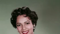 Dorothy Dandridge przyszła na świat w Cleveland w listopadzie 1922 roku. Miłość do aktorstwa rozbudziła w niej matka, Ruby Dandridge, która najbardziej znana jest z roli w serialu radiowym "Amos 'n'Andy", gdzie wcieliła się w  Sadie Blake i Harriet Crawford.

Namawiana przez matkę do spróbowania swoich sił w branży, Dorothy Dandridge zadebiutowała na ekranie w 1937 roku w komedii "A Day At The Races", gdzie zagrała niewielką rolę. Ten epizod pozwolił jej jednak zdobyć pierwsze doświadczenie i zostać zauważoną. 

Trzy lata później pojawiła się w "Four Shall Die", gdzie dostrzeżono jej talent i nieprzeciętną urodę. 