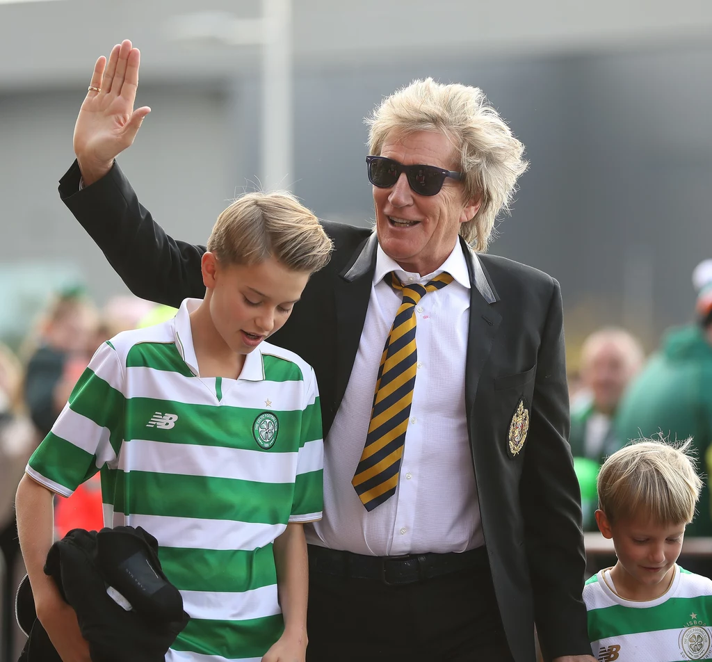 Rod Stewart z synami - Alastairem (z lewej) i Aidenem. Zdjęcie z września 2017 r. Rod Stewart z synami - Alastairem (z lewej) i Aidenem. Zdjęcie z września 2017 r.