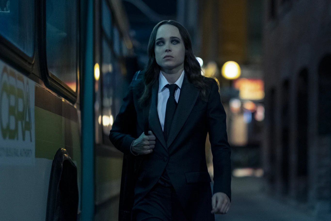 Od 2019 roku Ellen Page gra w serialu Netflixa "The Umbrella Academy", opowiadającym o dysfunkcyjnej rodzinie superbohaterów, próbującej rozwiązać tajemnicę śmierci ojca i zapobiec apokalipsie. Serial był nominowany do nagrody Emmy - to telewizyjny odpowiednik Oscara.

Na zdjęciu: Ellen Page w "The Umbrella Academy"