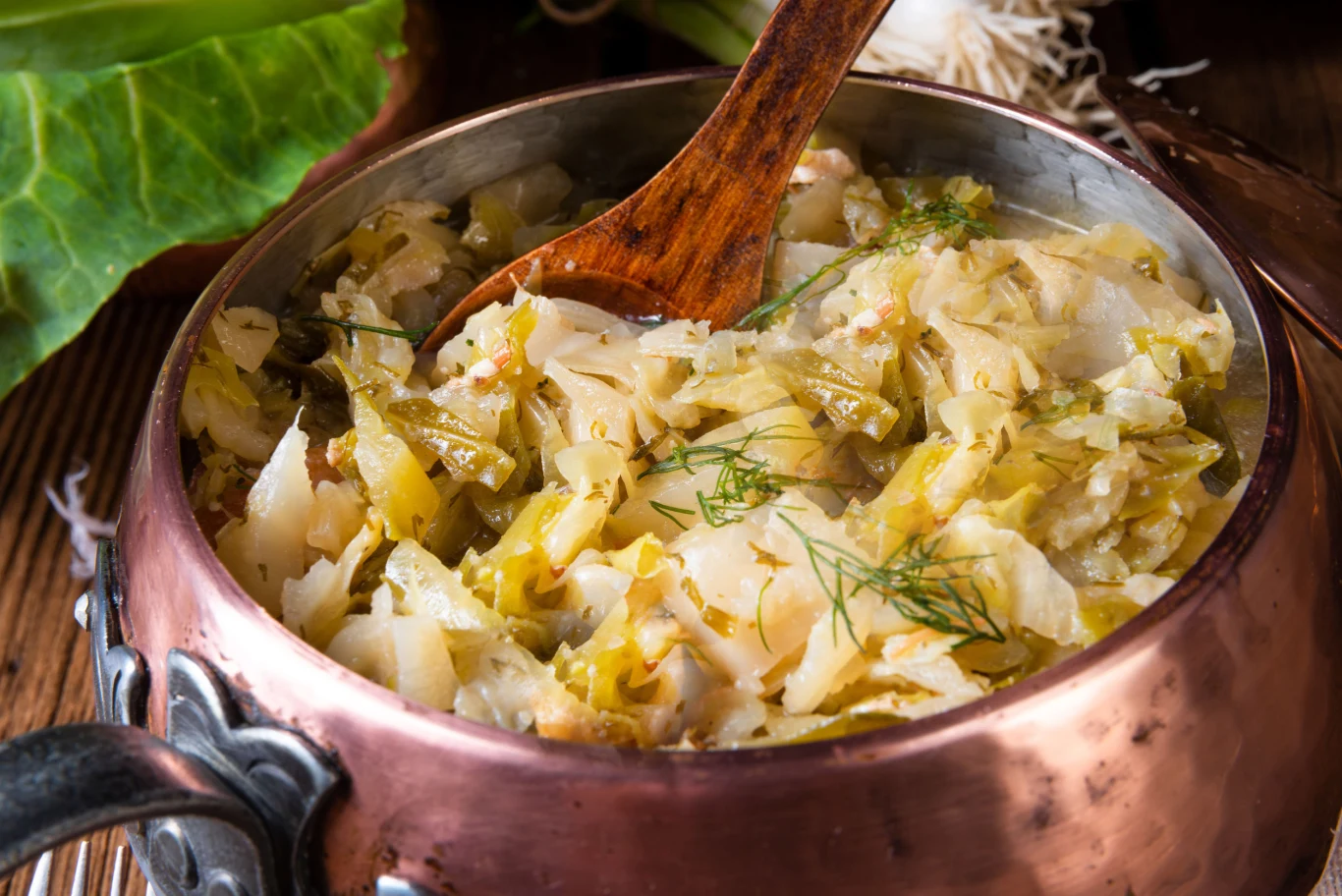 Młoda kapusta duszona z pomidorami to proste, lecz bardzo zdrowe danie