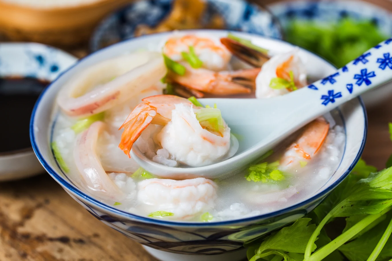 Congee można podawać w różnych wersjach. M.in. z owocami moża Congee można podawać w różnych wersjach. M.in. z owocami moża