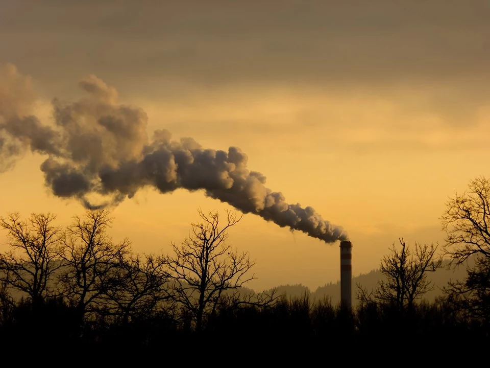 Nowe przepisy zakładają kary od 5 do 25 tys. zł za raportowanie danych dotyczących emisji zanieczyszczeń